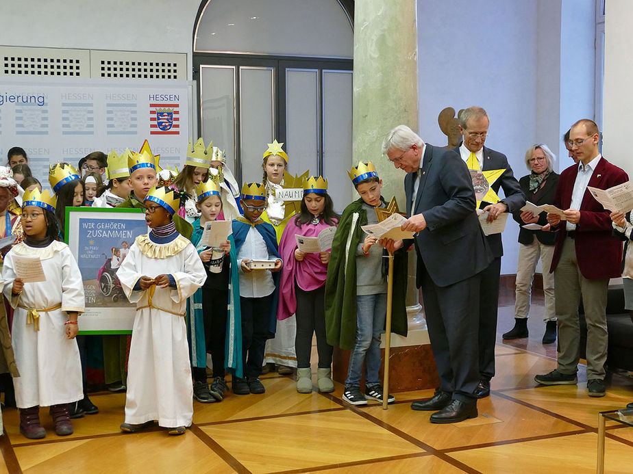 Naumburger Sternsinger zu Besuch beim Hessischen Ministerpräsidenten Volker Bouffier (Foto: Karl-Franz Thiede)